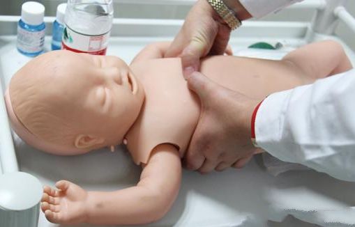 婴儿进行心肺复苏急救操作方法